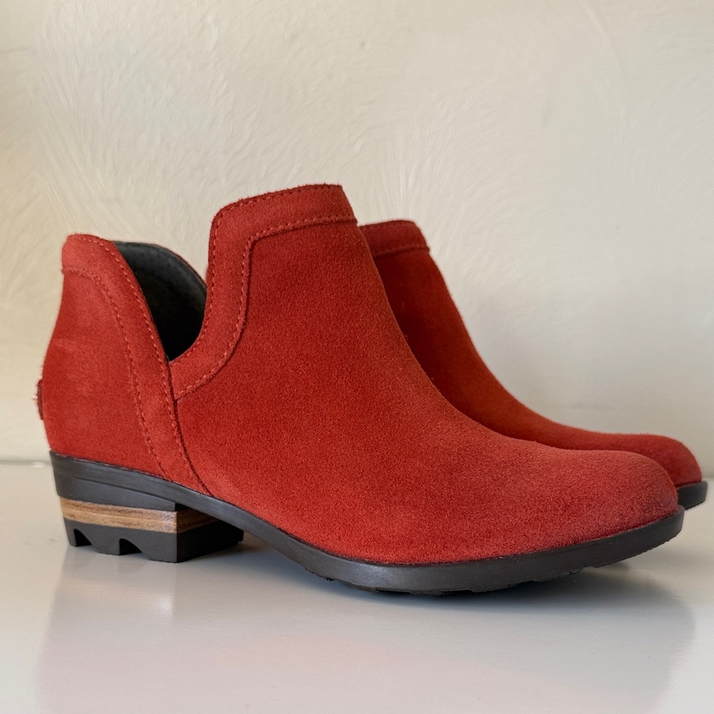 Sorel Red Suede distressed toe Ankle Booties size 6